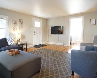 Beautiful Bungalow Next To Unc - Free Cruiser Bikes! - Greeley - Living room