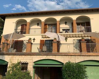 Villa Maria with stunning lake view & private garage - Torri Del Benaco - Edificio