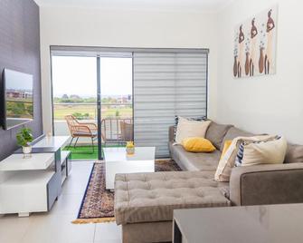 Fumo House Lifestyle Apartments - Midrand - Living room