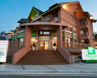 Holiday Inn & Suites Alpensia Pyeongchang - Pyeongchang - Building