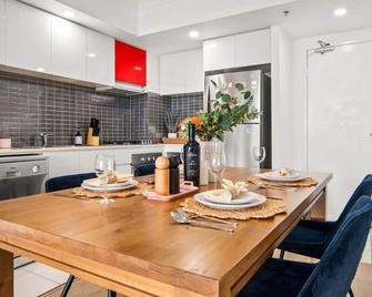Modern 2BR Apartment in Southport Central - Southport - Ruokailuhuone