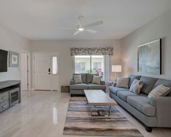 Updated modern 1st floor condo on Carlin Park and close walk to the ocean - Jupiter - Wohnzimmer
