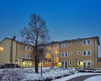 Hotel am See - Neutraubling - Edificio