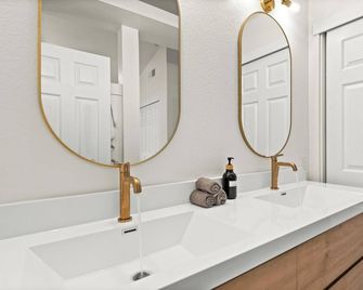 Recently Upgraded House With King Suite, - Elk Grove - Bathroom