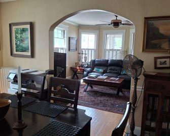 Lovely apartment 5 minutes to the subway to Boston & Cambridge. - Milton - Living room