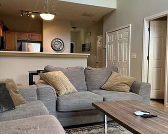 Conveniently Close to Everything - Cartersville - Wohnzimmer
