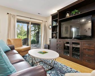 Modern Bellingham Retreat Near Galbraith Mountain! - Bellingham - Living room