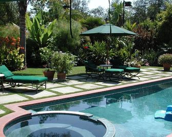 Four Seasons Suite Retreat - Summerland - Pool