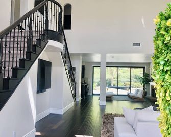 Beautiful Retreat in Newport Coast, California - Newport Beach - Stairs