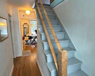 Charming Rural Québec Schoolhouse - Beauceville - Stairs