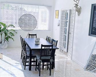 Attalia Villa 5-Bed In Runaway Bay Near - Runaway Bay - Dining room