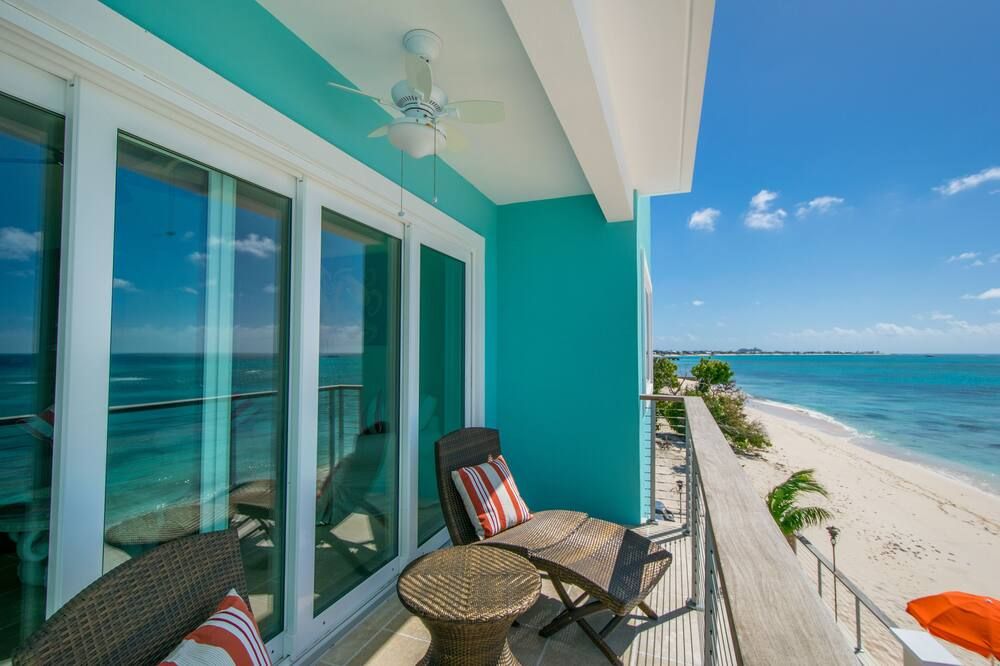 Luxury Villa! Courtesy Suv Included! Paddleboards, Bikes, Chairs & More! - Cockburn Town - Balkon