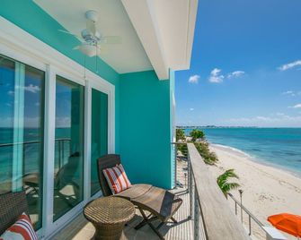Luxury Villa! Courtesy Suv Included! Paddleboards, Bikes, Chairs & More! - Cockburn Town - Balkon