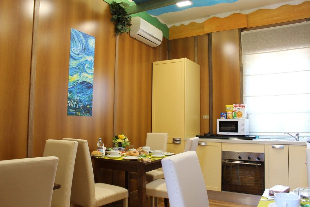 نيفيس بد آند بريكفاست - بومباي - غرفة طعام