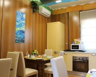 نيفيس بد آند بريكفاست - بومباي - غرفة طعام