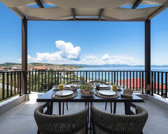 Blue Whisper Luxury Living Suites - Nea Roda - Balcón