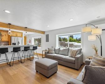 New! Brand new Downtown Loft 205 - Lake views, half block from lake, restaurants, and shopping - McCall - Wohnzimmer
