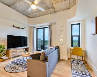 Golden Glow | High Rise | Downtown South Bend Nd - South Bend - Living room