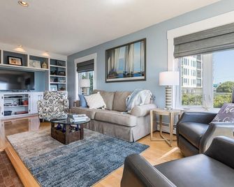 Spectacular Oceanfront Property Offering Bold Panoramic Views of Saco Bay ! - Old Orchard Beach - Living room