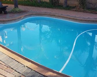 Nkwasi Lodge - Parys - Pool