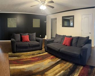 Stay in a cozy downtown cottage within 5 mi of I-95, Hwy 301 & NC Hwy 87! - Fayetteville - Living room