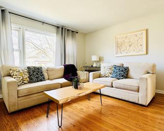 Charming and Convenient 3br 1ba apt - fully furnished and equipped - fast Internet - Forest Park - Living room