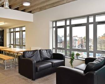 Cwtsh Hostel - סוואנסי - סלון