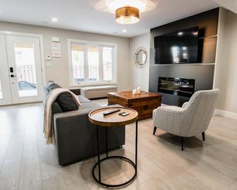 Blue Pearl Beach House in Grand Bend \nLower Unit - Grand Bend - Living room