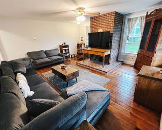 Historic American Farmhouse 1870 - 10 miles from Cherry Springs! - Coudersport - Sala de estar