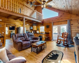 Lost Indian Hideaway - Whittier - Living room