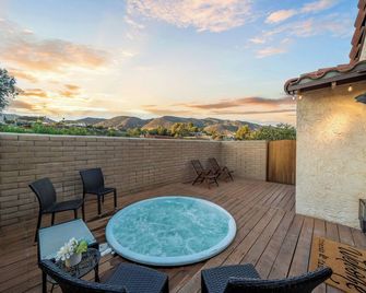 Entire Private Home with 3 Bedrooms 2 Bathrooms, Mountain View, Jetted Tub, 2500 sqft, King Bed,Garage, Available Now - Jamul - Balcony