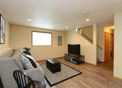 Updated Twin Home near Sanford Medical Center - West Fargo - Ruang tamu
