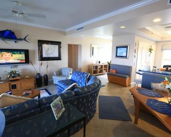 Ocean Memories Condo- 2 Bedroom, 2 Bath Oceanfront W/ Pool & Hot Tub - Key West - Living room