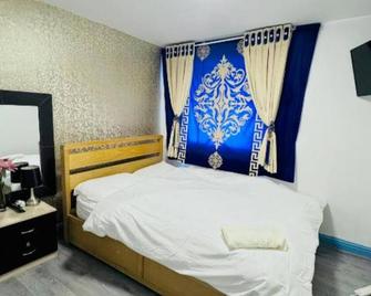 OYO Unique Private Rooms - Bolton Central, Free Parking - Bolton - Bedroom