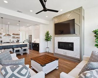 3-BD Luxury Living w Rooftop Garden Views - ดัลลัส - ห้องนั่งเล่น