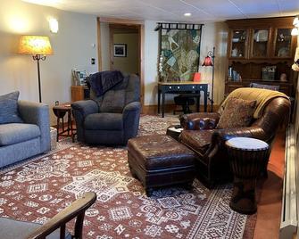 Village Nook,1 BR Apt.-on the rail trail, easy walk downtown. - Saranac Lake - Huiskamer