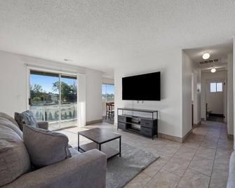 2 Bed/1 Bath-sleeps 6, pets allowed-Central Location in Cul de Sac - Kennewick - Living room