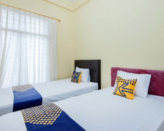 Spot On 2076 Hotel Stadion - Berastagi - Bedroom