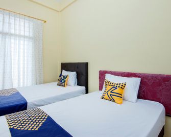 Spot On 2076 Hotel Stadion - Berastagi - Schlafzimmer