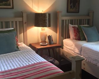 Charming Cottage in the Heart of the Historic District. Wonderful Getaway - Jefferson - Bedroom