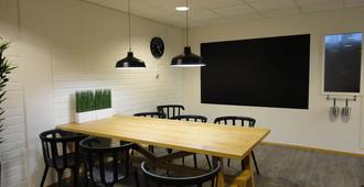 Forenom Hostel Helsinki Pitäjänmäki - Helsinki - Comedor