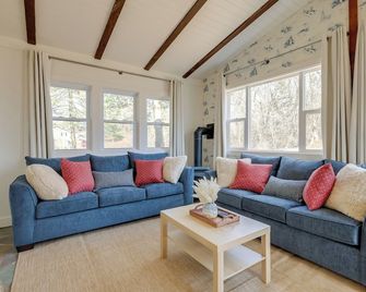 Steps to Beaches & Main Street: Hyannis Retreat - Hyannis - Living room