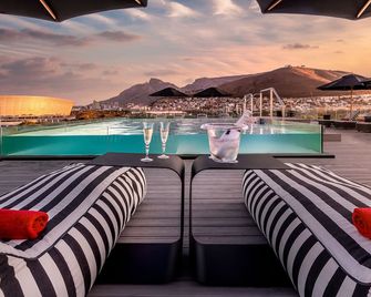 O' Two Hotel - Cape Town - Pool