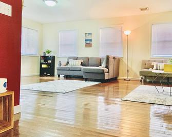 Spacious romantic house on the water & just minutes from Ship Bottom Beach - Manahawkin - Living room