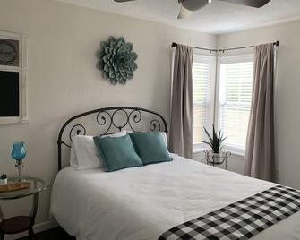 San Antonio patriotic stay! Welcome BMT! - San Antonio - Bedroom