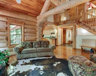One of a Kind Log Home Tucked Away in the Woods! - Hot Springs - Living room