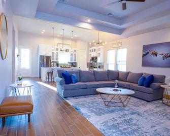 Spacious 4br Retreat Near Downtown, Bishop Arts & Dallas Zoo - דאלאס - סלון