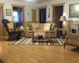 Relaxing lakeside getaway: fishing, golf, wifi, quaint shops and diners - Syracuse - Sala de estar