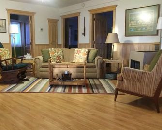 Relaxing lakeside getaway: fishing, golf, wifi, quaint shops and diners - Syracuse - Sala de estar
