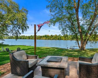 RiverTime: Modern Waterfront w/ Pier & Boat Slip - Plover - Patio